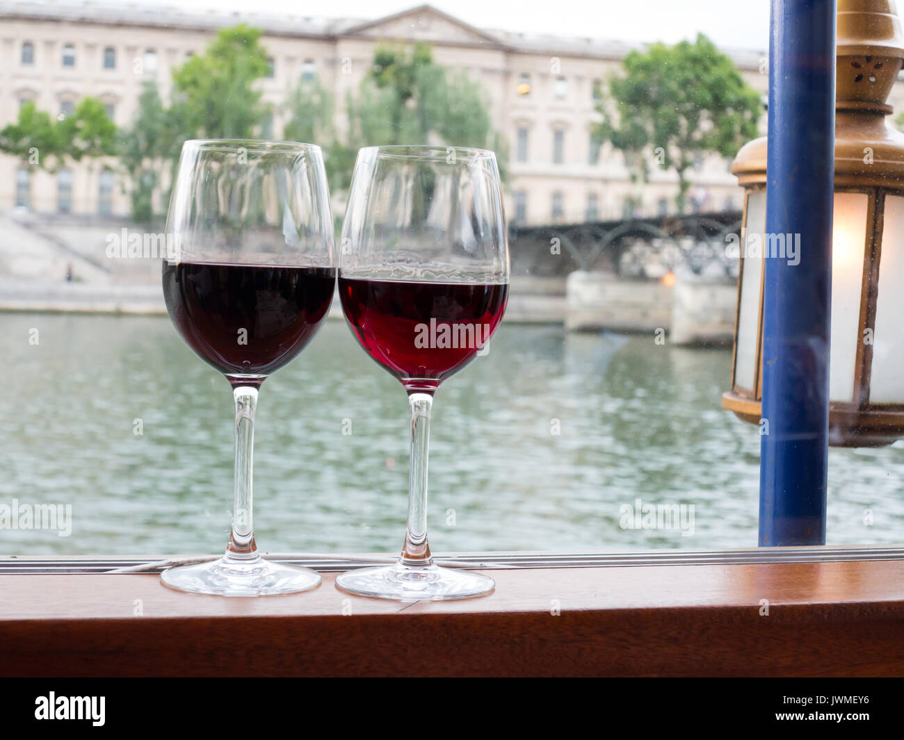 Per i bicchieri di vino su una crociera sul fiume a Parigi Foto Stock