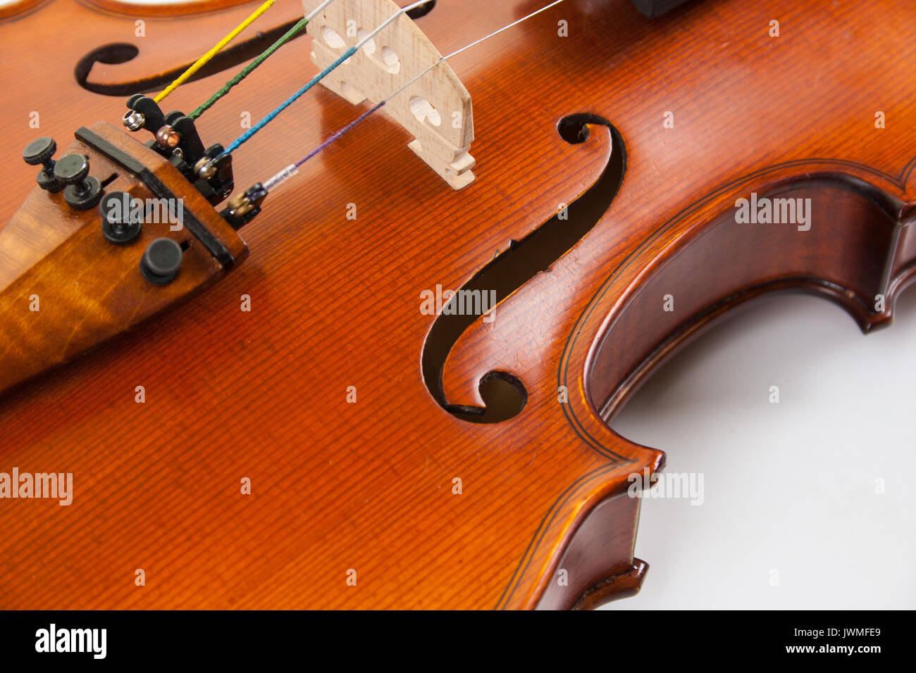 Una bella multa violino sulla superficie bianca Foto Stock