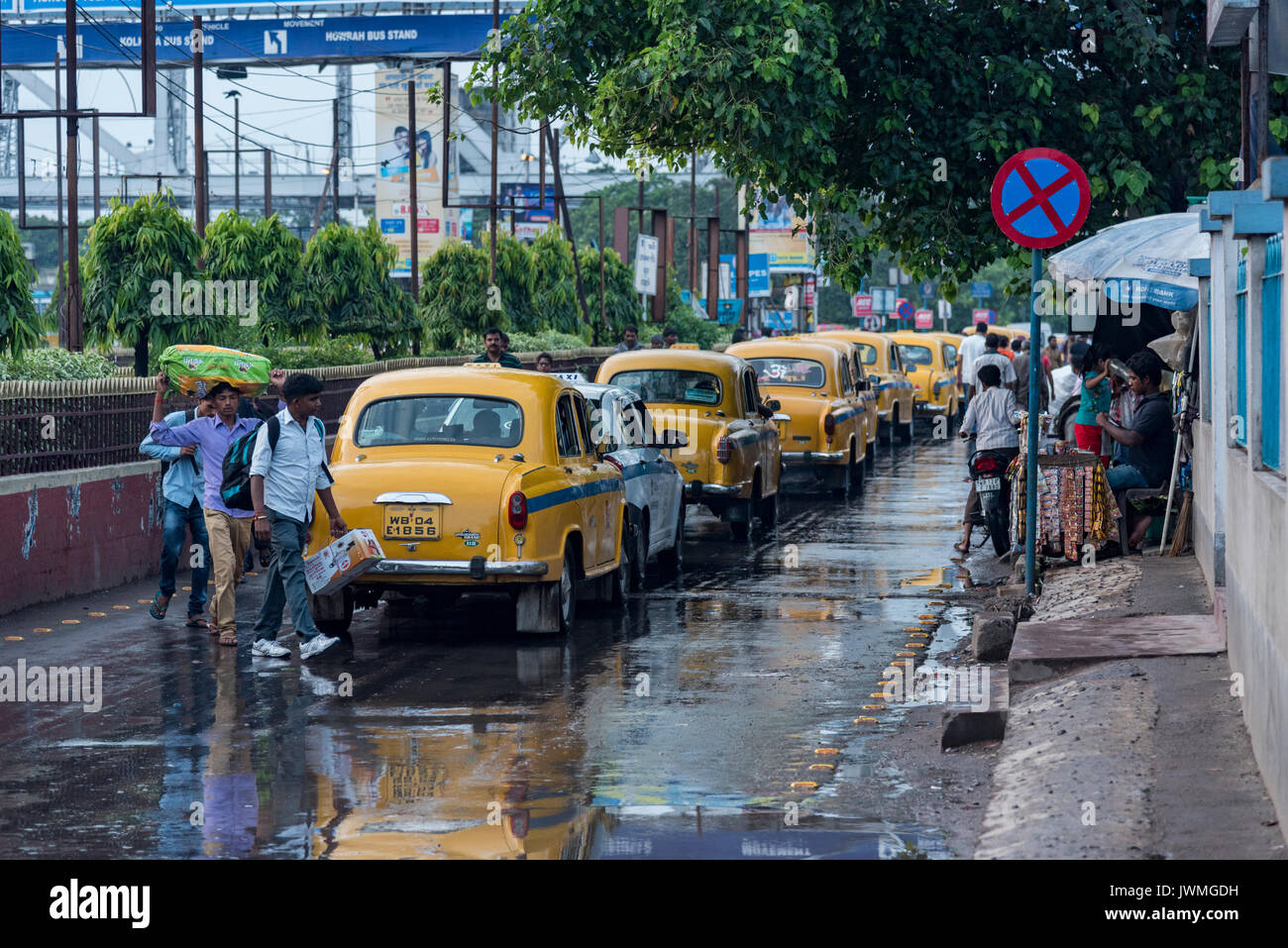 L'iconico giallo taxi di calcutta vicino a quella di Howrah bridge. Foto Stock