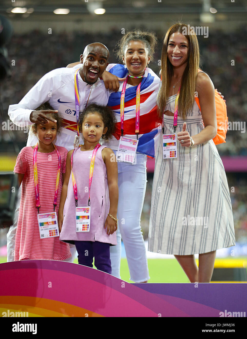 Gran Bretagna Mo Farah sul podio con la moglie Tania e le figlie Rhianna, Amani e Aisha dopo aver vinto l'argento nella finale maschile di 5.000 metri durante il 9° giorno dei Campionati mondiali IAAF 2017 allo stadio di Londra. Data immagine: Sabato 12 agosto 2017. Scopri la storia DI PA ATHLETICS World. Il credito fotografico dovrebbe essere: Filo Yui Mok/PA. Foto Stock