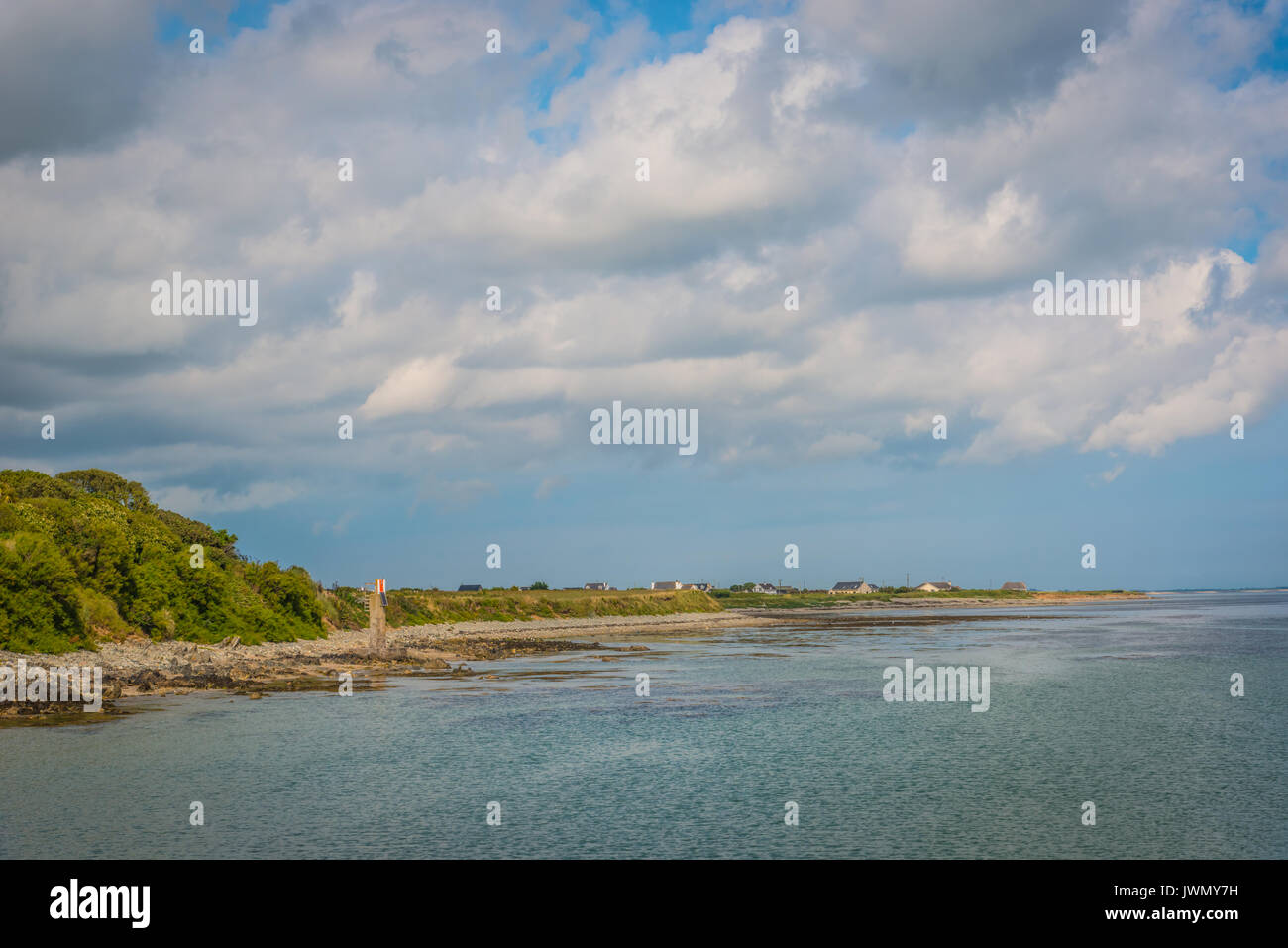Spiaggia costiera nel sud Irlanda con nuvole e cielo blu Foto Stock