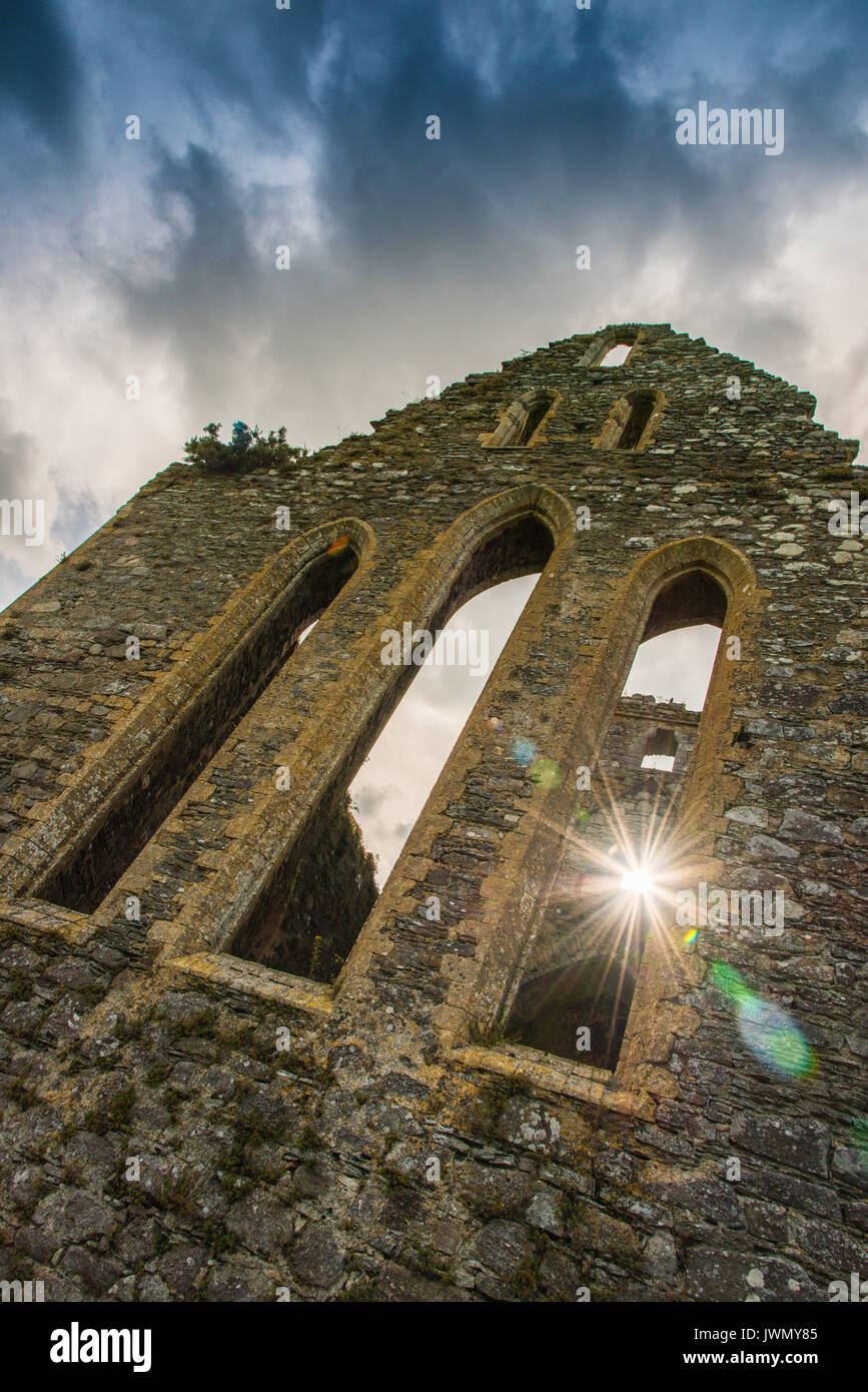 Antica abbazia rovine in Irlanda con Sunburst Foto Stock