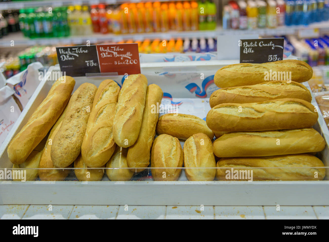 Baguette in vendita nel negozio di alimentari in Irlanda Foto Stock