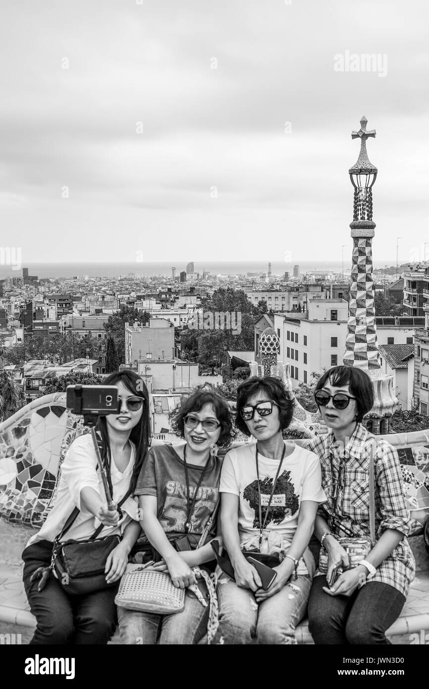 Visitatori rendendo selfies al Parco Guell di Barcellona - Barcellona / Spagna - 2 ottobre 2016 Foto Stock