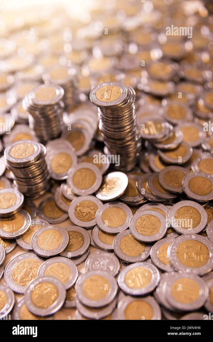 Un sacco di pesos messicani lo sfondo delle monete Foto Stock