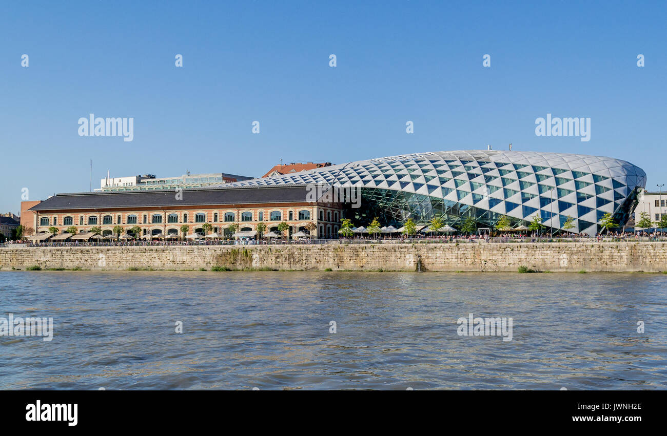 Budapest - Balene Bálna, commerciale, di centro culturale e di intrattenimento sulla banca del fiume del Danubio a Budapest, Ungheria. Foto Stock