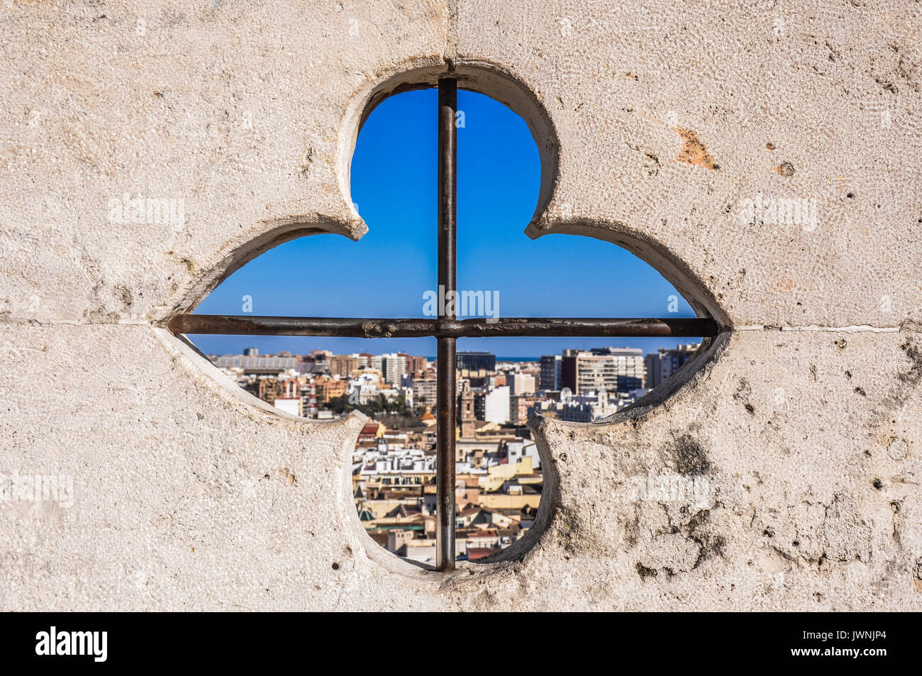 Vista della vecchia città del Mediterraneo sotto il profondo blu del cielo dal portale decorativo nel recinto esterno Foto Stock