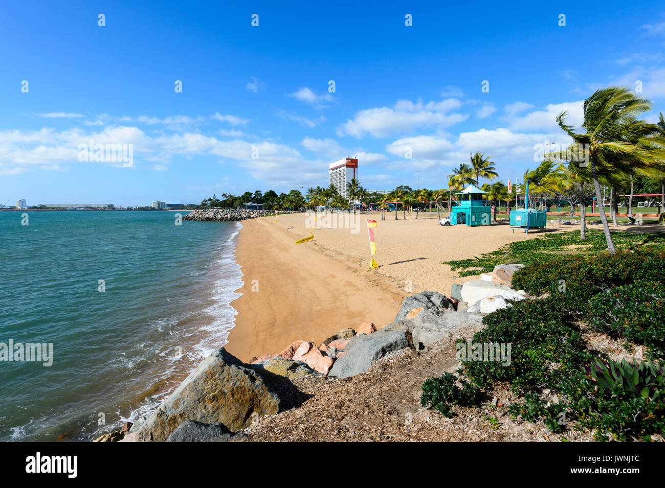 New Scenic 5 posti spiaggia sabbiosa tropicale con palme, Townsville, Queensland, QLD, Australia Foto Stock