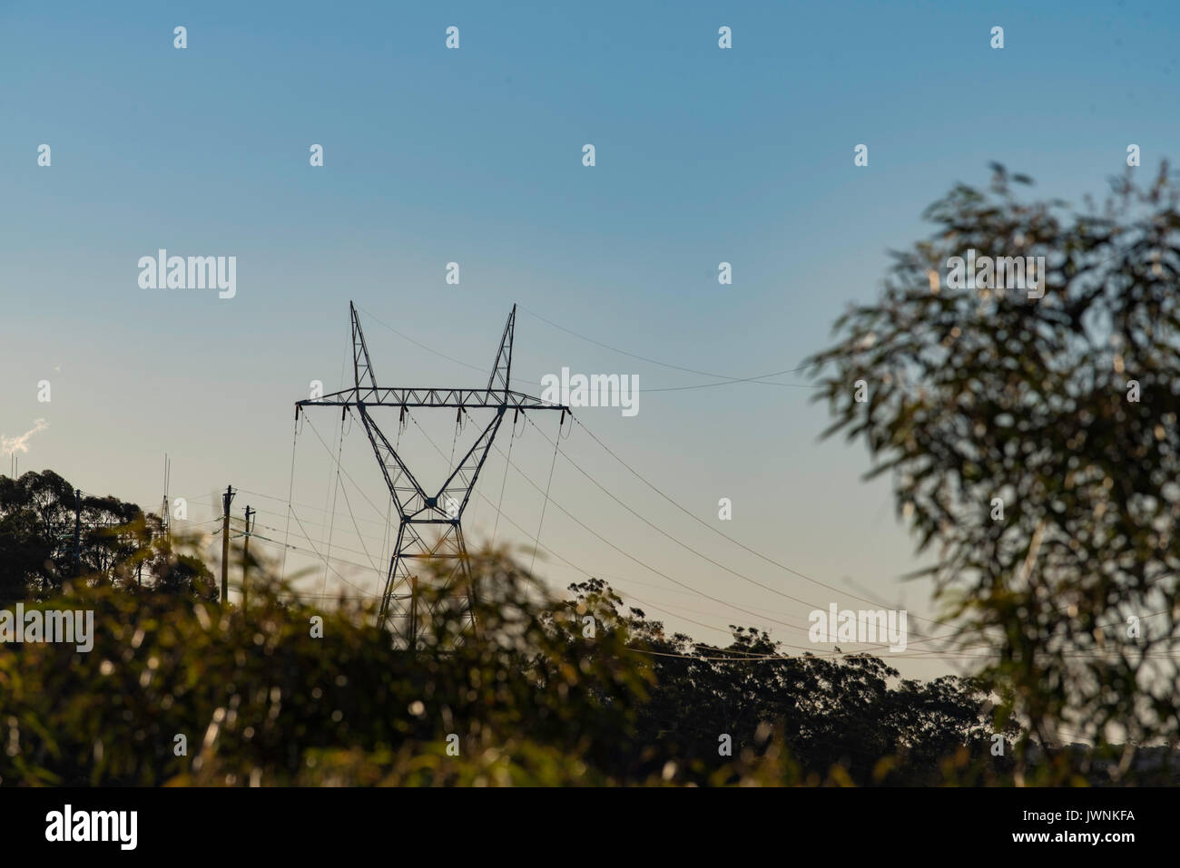 Linee elettriche ad alta tensione e piloni portanti 133kv Foto Stock