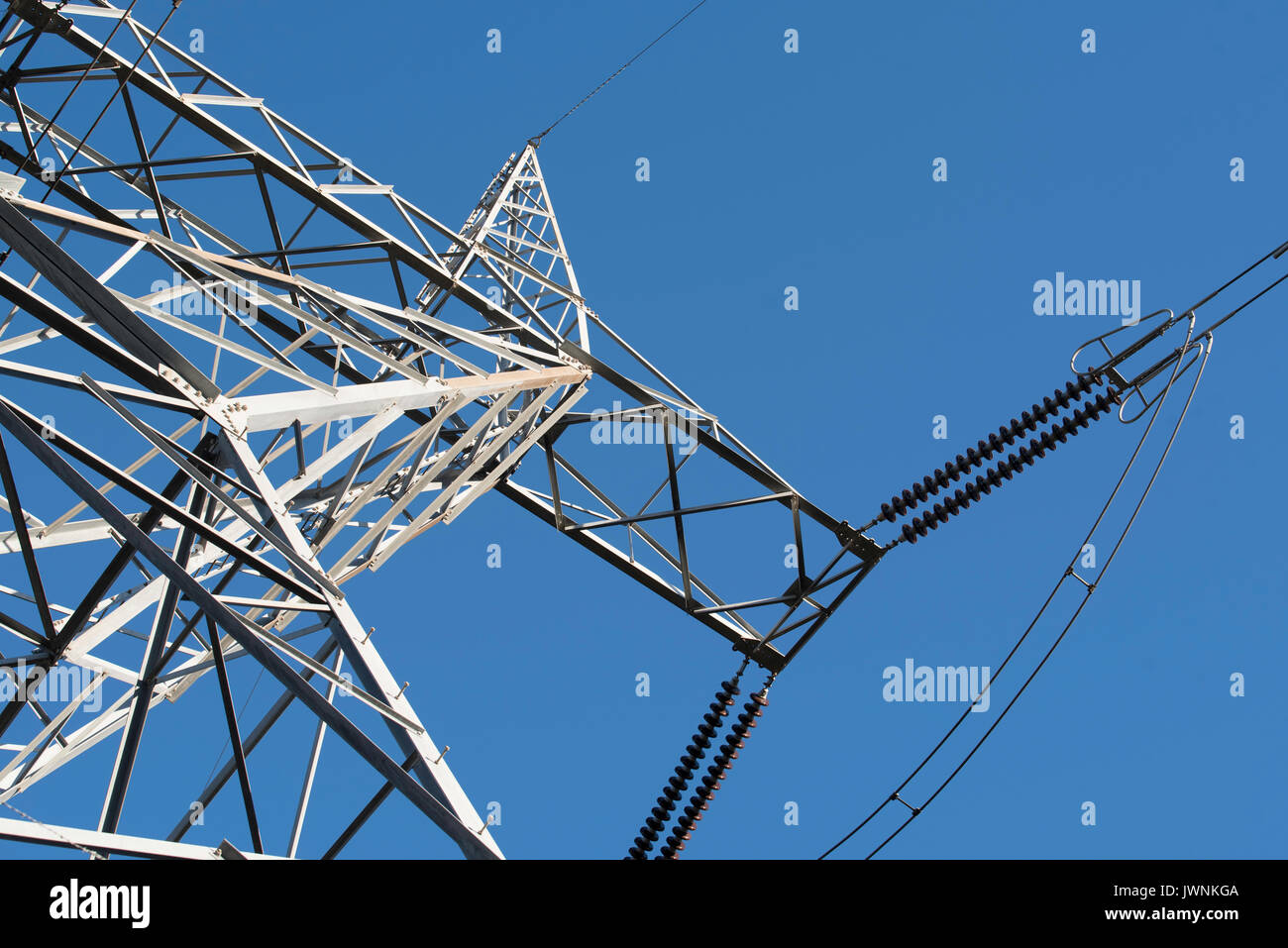 Linee elettriche ad alta tensione e piloni portanti 133kv Foto Stock