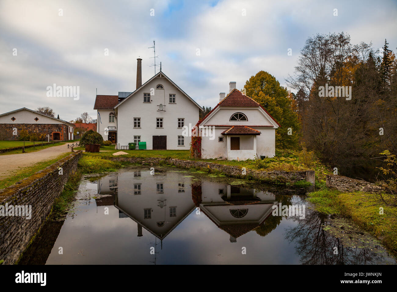 Palmse distilleria e hotel riflesso nell'acqua di stagno, Estonia Foto Stock