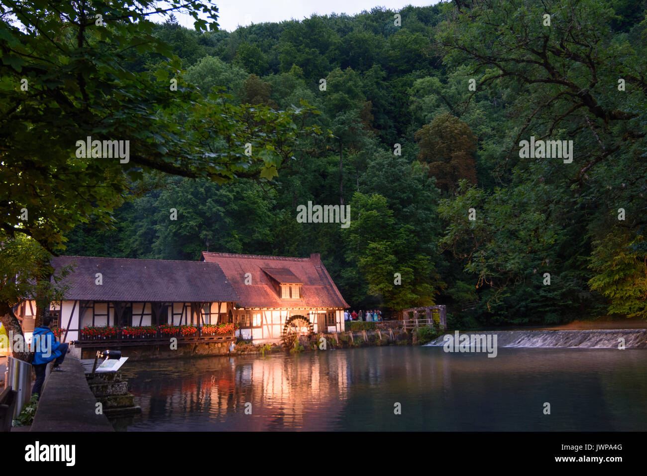 Spring Lake Blautopf con hammermill, Blaubeuren, Schwäbische Alb, Svevo, Baden-Württemberg, Germania Foto Stock