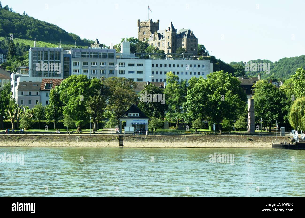 La città di Bingen con il suo castello in background. Germania Foto Stock