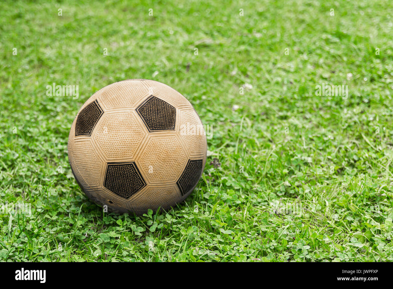 Vecchio calcio nel campo Foto Stock