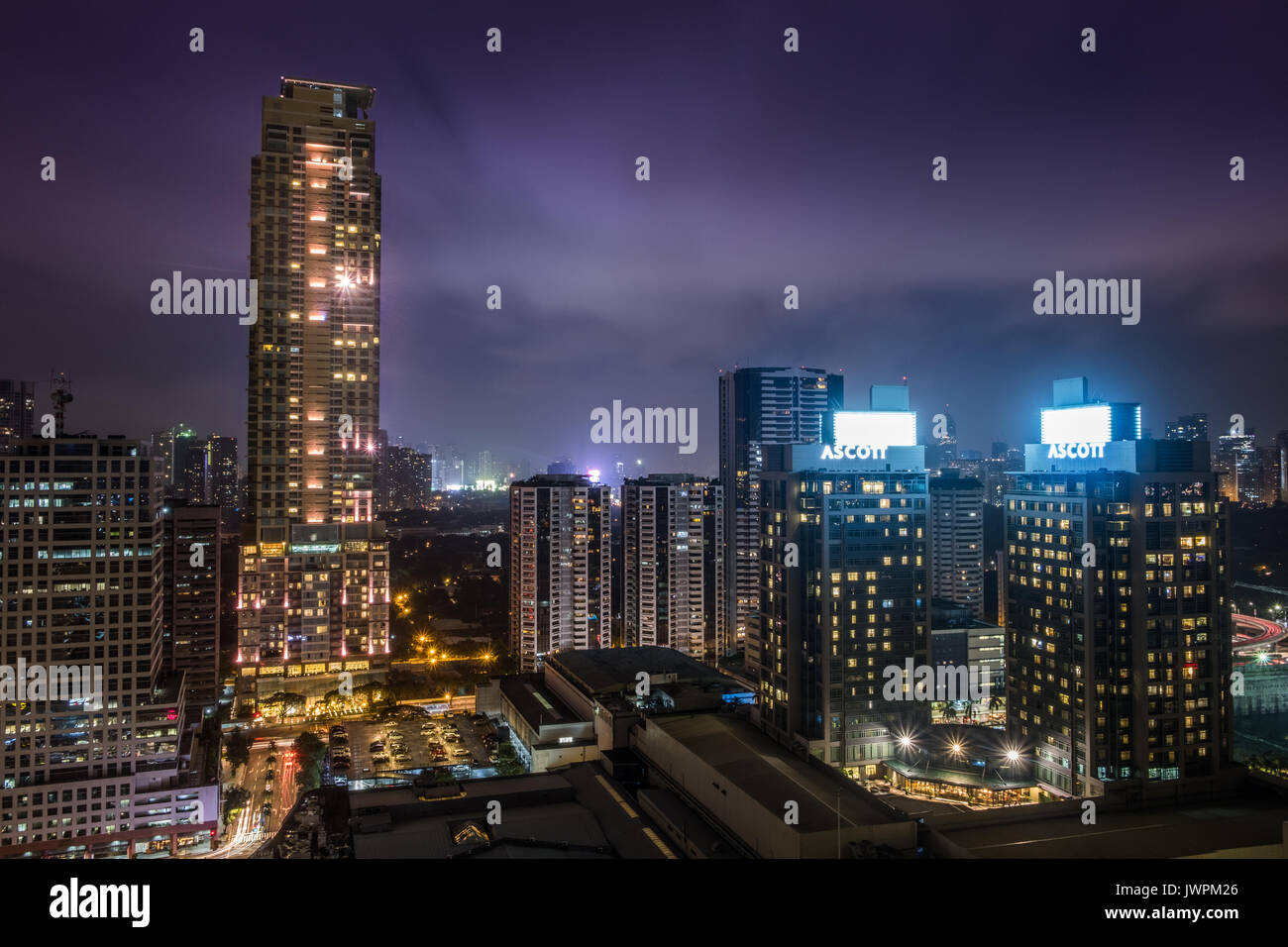 Notturna vista dello skyline della Citta' di Makati nelle Filippine Foto Stock