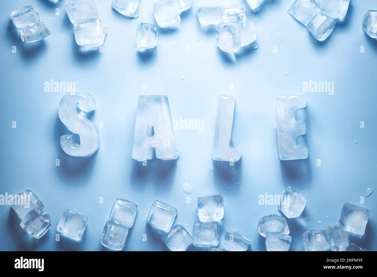 Lettere di ghiaccio vendita e cubetti di ghiaccio su sfondo blu Foto Stock