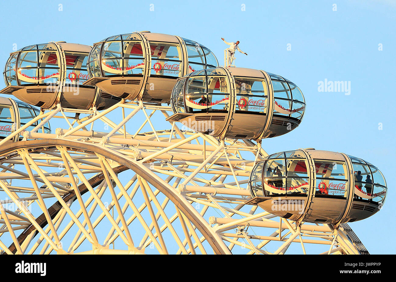 Sir Mo Farah rappresenta il top della Coca-Cola London Eye come egli offerte un ultimo addio alla British pista atletica dopo aver vinto l'oro nei 10.000 m e l'argento in 5,000m presso la IAAF Campionati del mondo nella sua città. Foto Stock