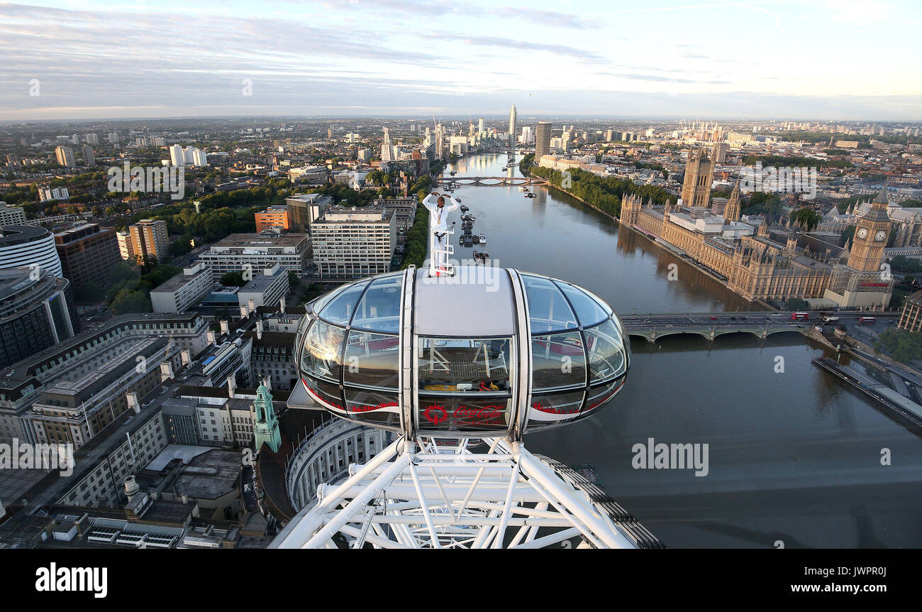 Sir Mo Farah rappresenta il top della Coca-Cola London Eye come egli offerte un ultimo addio alla British pista atletica dopo aver vinto l'oro nei 10.000 m e l'argento in 5,000m presso la IAAF Campionati del mondo nella sua città. Foto Stock