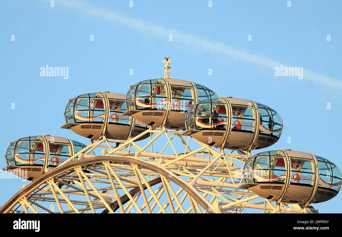 Sir Mo Farah rappresenta il top della Coca-Cola London Eye come egli offerte un ultimo addio alla British pista atletica dopo aver vinto l'oro nei 10.000 m e l'argento in 5,000m presso la IAAF Campionati del mondo nella sua città. Foto Stock