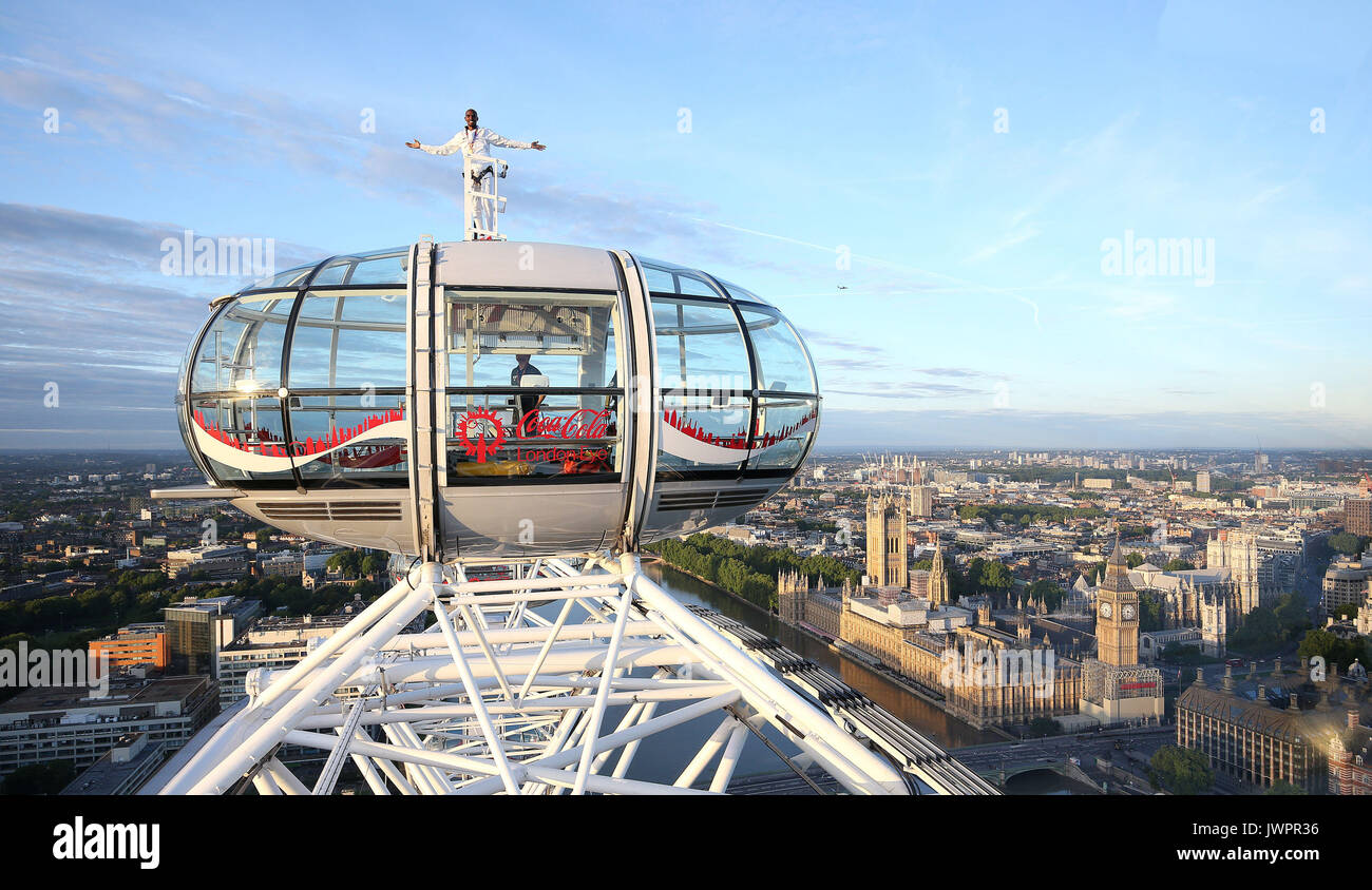 Sir Mo Farah rappresenta il top della Coca-Cola London Eye come egli offerte un ultimo addio alla British pista atletica dopo aver vinto l'oro nei 10.000 m e l'argento in 5,000m presso la IAAF Campionati del mondo nella sua città. Foto Stock
