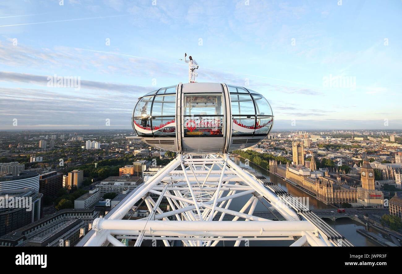 Sir Mo Farah rappresenta il top della Coca-Cola London Eye come egli offerte un ultimo addio alla British pista atletica dopo aver vinto l'oro nei 10.000 m e l'argento in 5,000m presso la IAAF Campionati del mondo nella sua città. Foto Stock