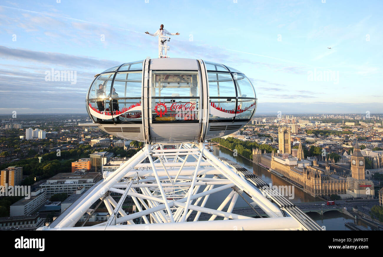 Sir Mo Farah rappresenta il top della Coca-Cola London Eye come egli offerte un ultimo addio alla British pista atletica dopo aver vinto l'oro nei 10.000 m e l'argento in 5,000m presso la IAAF Campionati del mondo nella sua città. Foto Stock