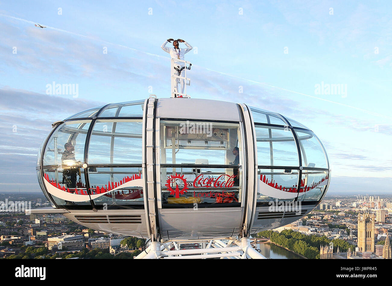 Sir Mo Farah rappresenta il top della Coca-Cola London Eye come egli offerte un ultimo addio alla British pista atletica dopo aver vinto l'oro nei 10.000 m e l'argento in 5,000m presso la IAAF Campionati del mondo nella sua città. Foto Stock