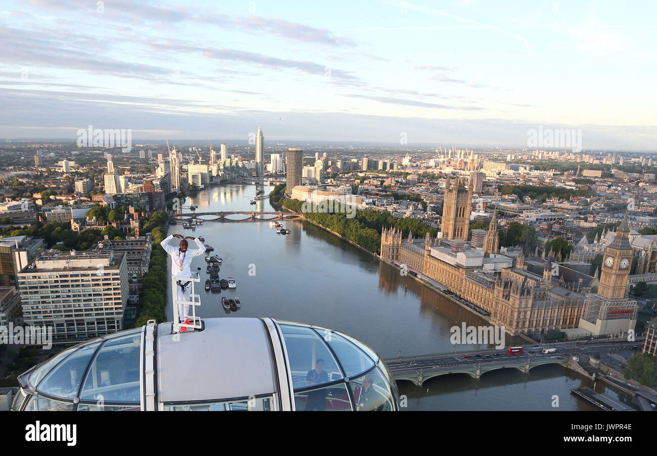 Sir Mo Farah rappresenta il top della Coca-Cola London Eye come egli offerte un ultimo addio alla British pista atletica dopo aver vinto l'oro nei 10.000 m e l'argento in 5,000m presso la IAAF Campionati del mondo nella sua città. Foto Stock