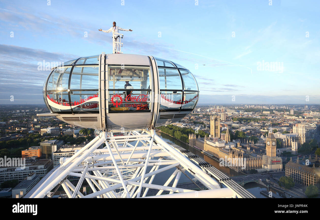 Sir Mo Farah rappresenta il top della Coca-Cola London Eye come egli offerte un ultimo addio alla British pista atletica dopo aver vinto l'oro nei 10.000 m e l'argento in 5,000m presso la IAAF Campionati del mondo nella sua città. Foto Stock