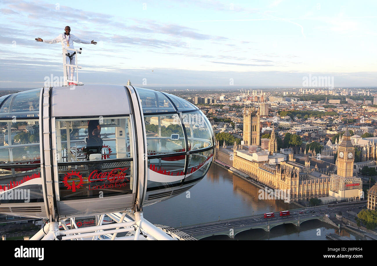 Sir Mo Farah rappresenta il top della Coca-Cola London Eye come egli offerte un ultimo addio alla British pista atletica dopo aver vinto l'oro nei 10.000 m e l'argento in 5,000m presso la IAAF Campionati del mondo nella sua città. Foto Stock