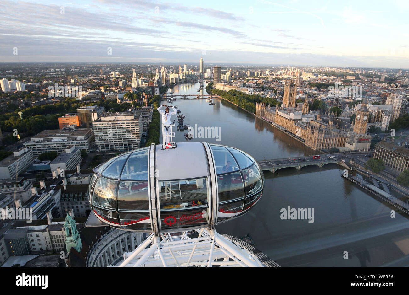 Sir Mo Farah rappresenta il top della Coca-Cola London Eye come egli offerte un ultimo addio alla British pista atletica dopo aver vinto l'oro nei 10.000 m e l'argento in 5,000m presso la IAAF Campionati del mondo nella sua città. Foto Stock