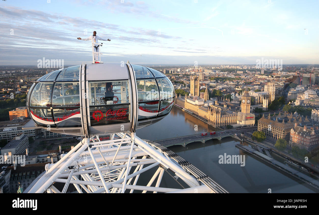 Sir Mo Farah si trova in cima al Coca-Cola London Eye mentre saluta per ultimo la pista britannica Athletics dopo aver vinto l'oro nei 10.000 m e l'argento nei 5.000m ai Campionati mondiali IAAF nella sua città natale. Foto Stock