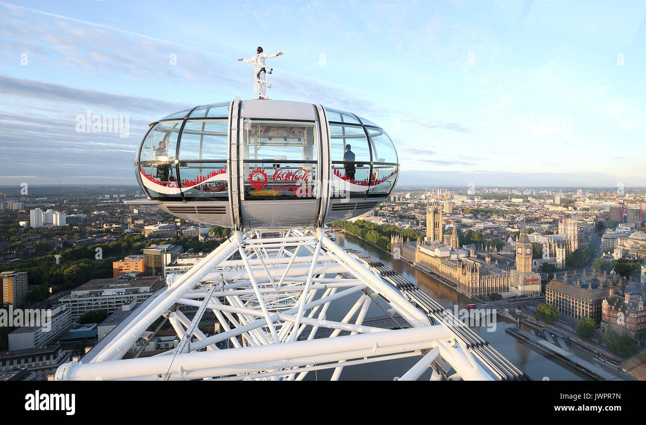 Sir Mo Farah si trova in cima al Coca-Cola London Eye mentre saluta per ultimo la pista britannica Athletics dopo aver vinto l'oro nei 10.000 m e l'argento nei 5.000m ai Campionati mondiali IAAF nella sua città natale. Foto Stock