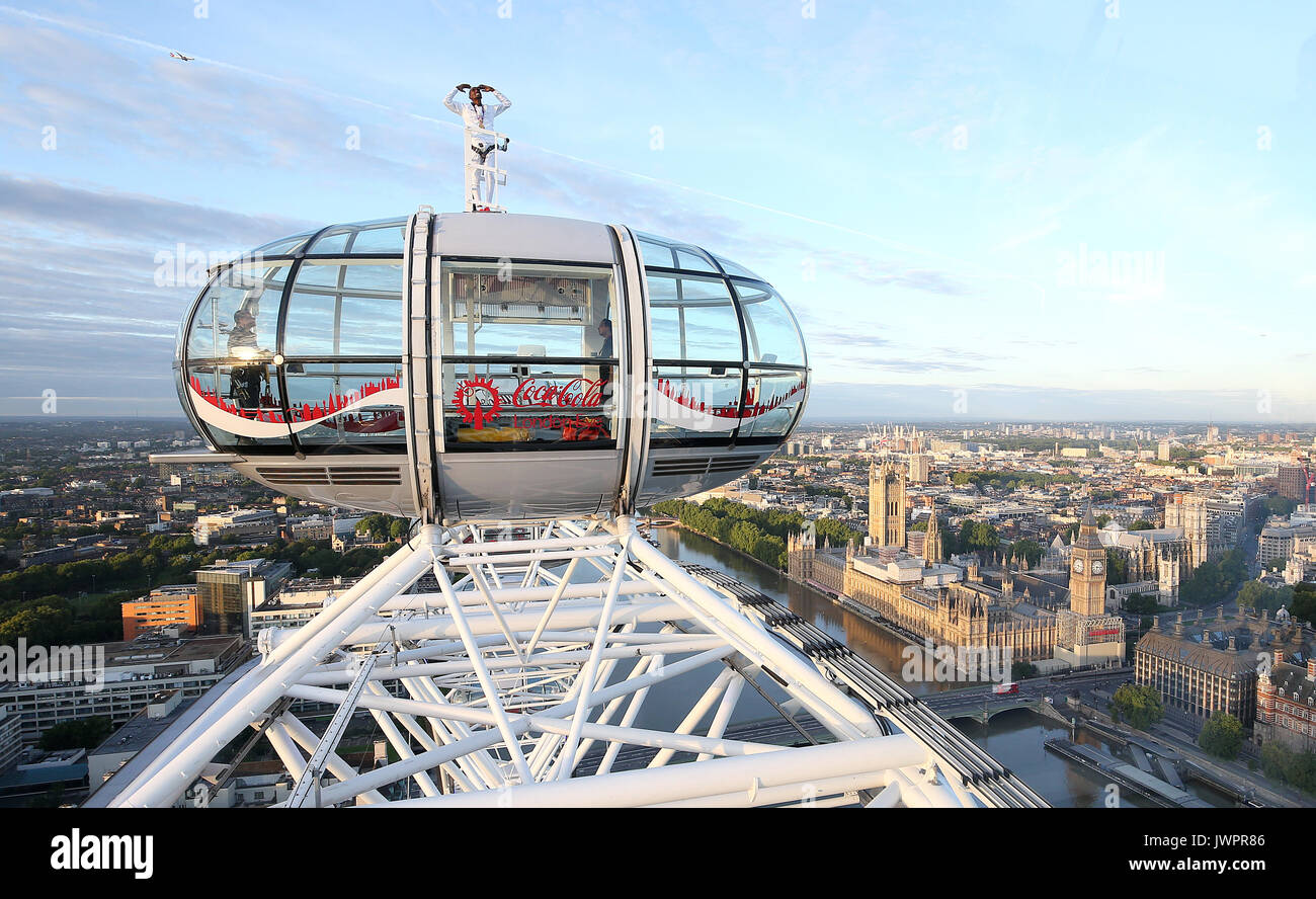 Sir Mo Farah rappresenta il top della Coca-Cola London Eye come egli offerte un ultimo addio alla British pista atletica dopo aver vinto l'oro nei 10.000 m e l'argento in 5,000m presso la IAAF Campionati del mondo nella sua città. Foto Stock