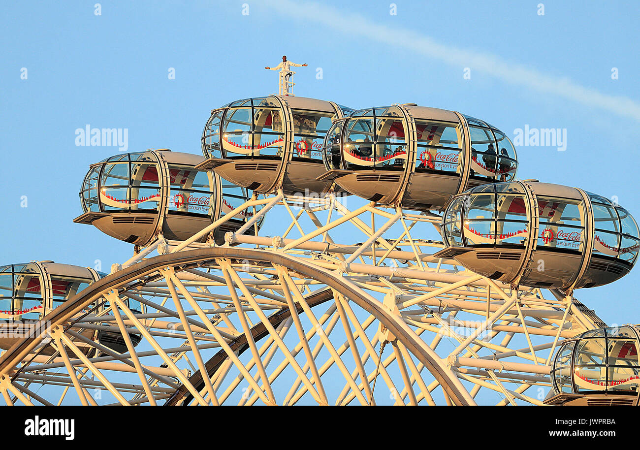 Sir Mo Farah rappresenta il top della Coca-Cola London Eye come egli offerte un ultimo addio alla British pista atletica dopo aver vinto l'oro nei 10.000 m e l'argento in 5,000m presso la IAAF Campionati del mondo nella sua città. Foto Stock