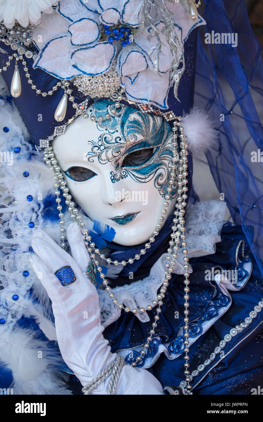 Le donne con un blu bianco costume di carnevale. dal carnevale di Venezia, Venezia, Italia nel febbraio 2014. Il carnevale accade ogni anno. Foto Stock
