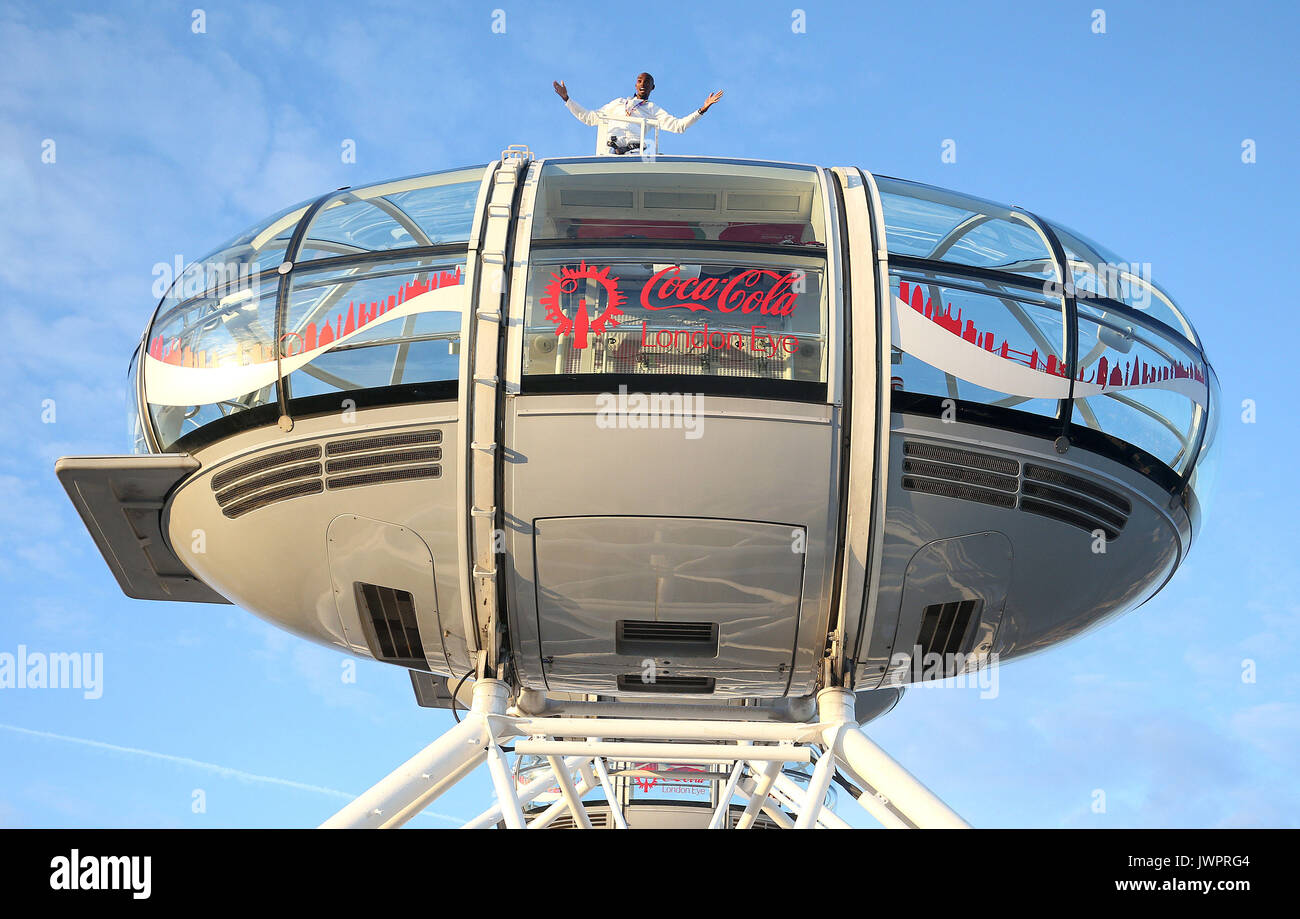 Sir Mo Farah rappresenta il top della Coca-Cola London Eye come egli offerte un ultimo addio alla British pista atletica dopo aver vinto l'oro nei 10.000 m e l'argento in 5,000m presso la IAAF Campionati del mondo nella sua città. Foto Stock