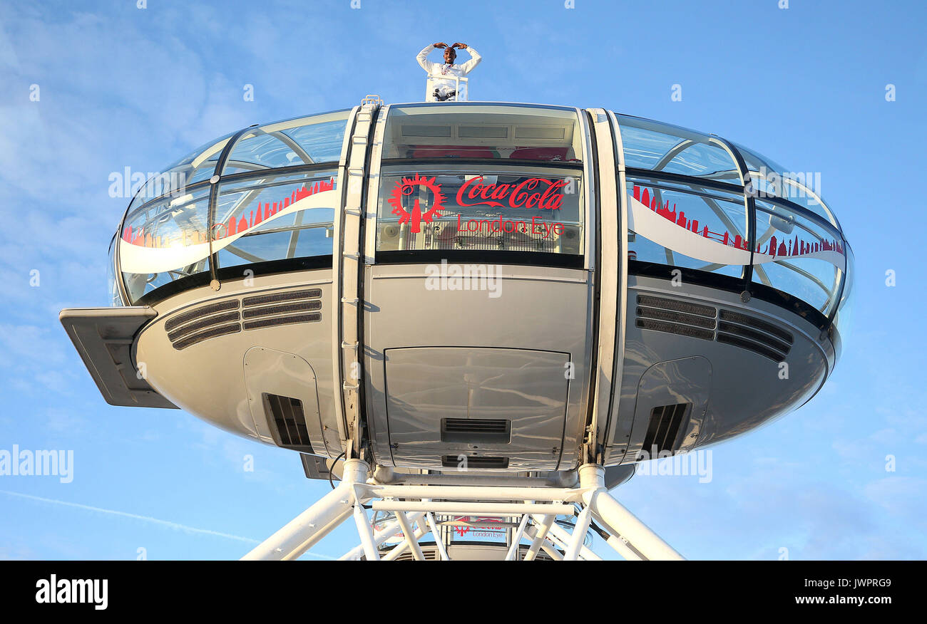 Sir Mo Farah rappresenta il top della Coca-Cola London Eye come egli offerte un ultimo addio alla British pista atletica dopo aver vinto l'oro nei 10.000 m e l'argento in 5,000m presso la IAAF Campionati del mondo nella sua città. Foto Stock