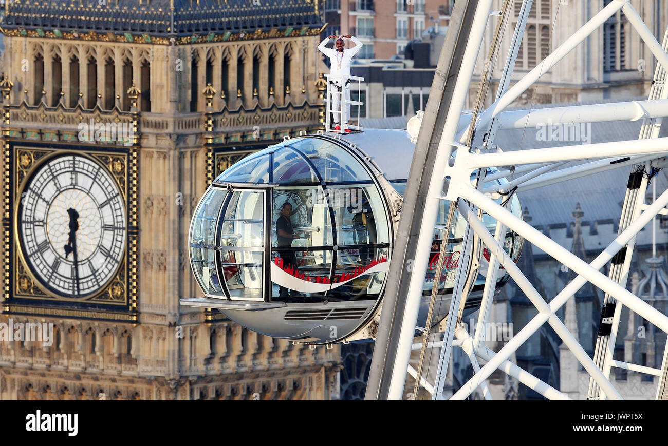 Sir Mo Farah rappresenta il top della Coca-Cola London Eye come egli offerte un ultimo addio alla British pista atletica dopo aver vinto l'oro nei 10.000 m e l'argento in 5,000m presso la IAAF Campionati del mondo nella sua città. Foto Stock