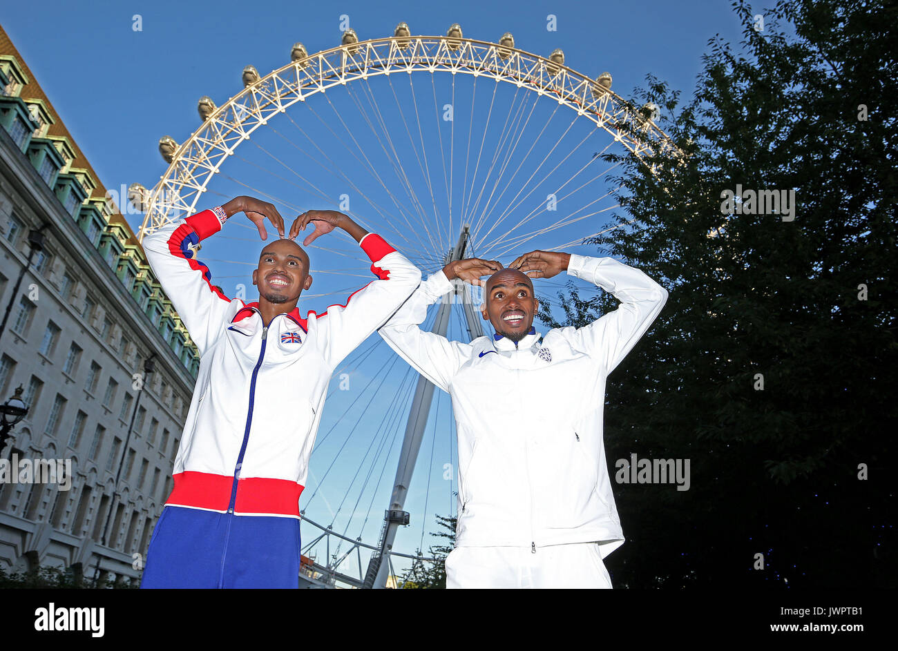 Sir Mo Farah (destra) fa il Mobot accanto alla sua figura di cera di Madame Tussauds di Londra al piede della Coca-Cola London Eye come egli offerte un ultimo addio alla British pista atletica dopo aver vinto l'oro nei 10.000 m e l'argento in 5,000m presso la IAAF Campionati del mondo nella sua città. Foto Stock