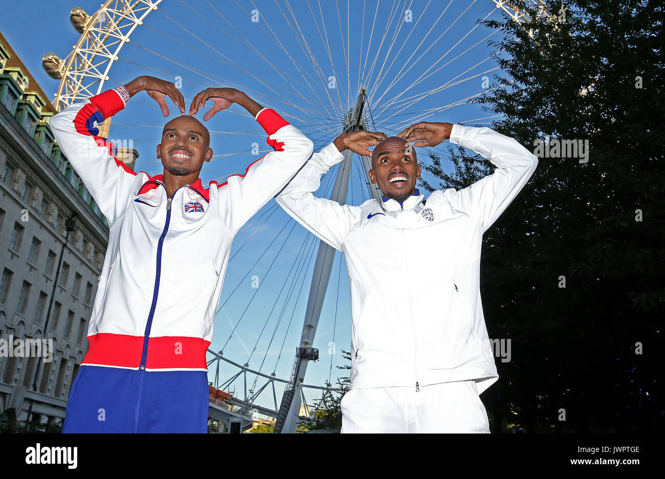 Sir Mo Farah (destra) fa il Mobot accanto alla sua figura di cera di Madame Tussauds di Londra al piede della Coca-Cola London Eye come egli offerte un ultimo addio alla British pista atletica dopo aver vinto l'oro nei 10.000 m e l'argento in 5,000m presso la IAAF Campionati del mondo nella sua città. Foto Stock