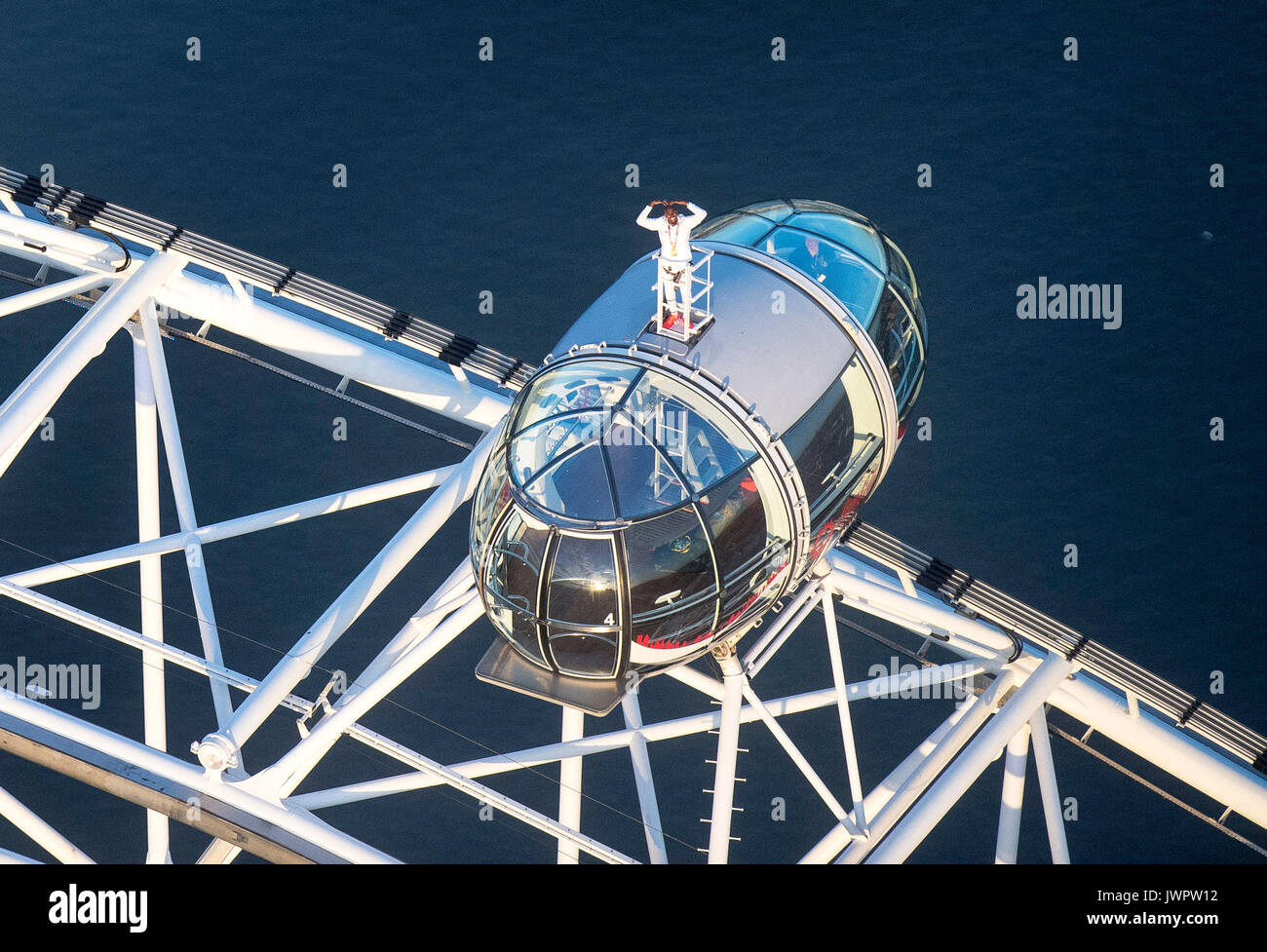 Sir Mo Farah rappresenta il top della Coca-Cola London Eye come egli offerte un ultimo addio alla British pista atletica dopo aver vinto l'oro nei 10.000 m e l'argento in 5,000m presso la IAAF Campionati del mondo nella sua città. Foto Stock