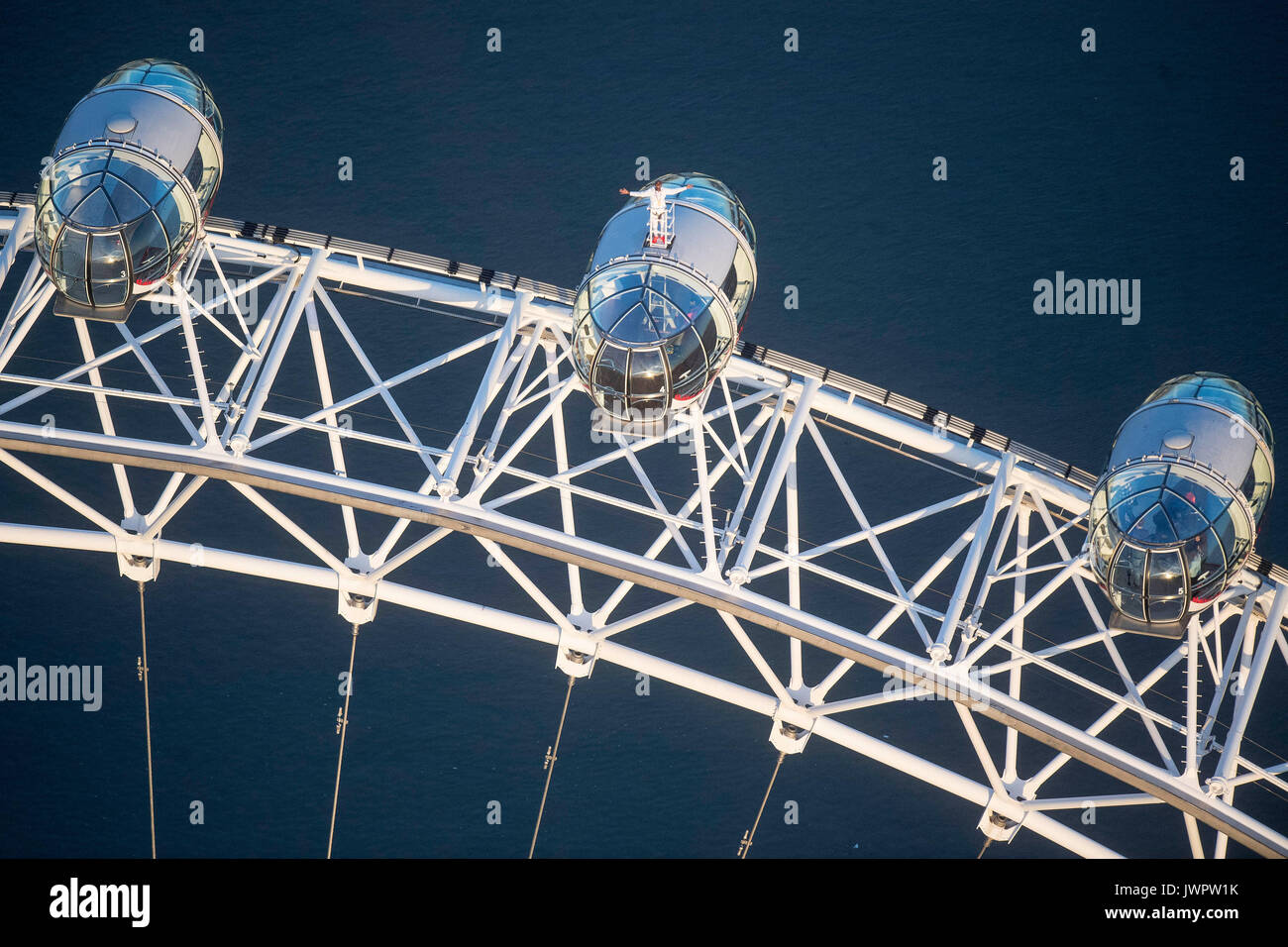 Sir Mo Farah rappresenta il top della Coca-Cola London Eye come egli offerte un ultimo addio alla British pista atletica dopo aver vinto l'oro nei 10.000 m e l'argento in 5,000m presso la IAAF Campionati del mondo nella sua città. Foto Stock