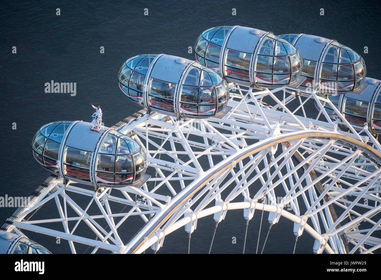Sir Mo Farah rappresenta il top della Coca-Cola London Eye come egli offerte un ultimo addio alla British pista atletica dopo aver vinto l'oro nei 10.000 m e l'argento in 5,000m presso la IAAF Campionati del mondo nella sua città. Foto Stock