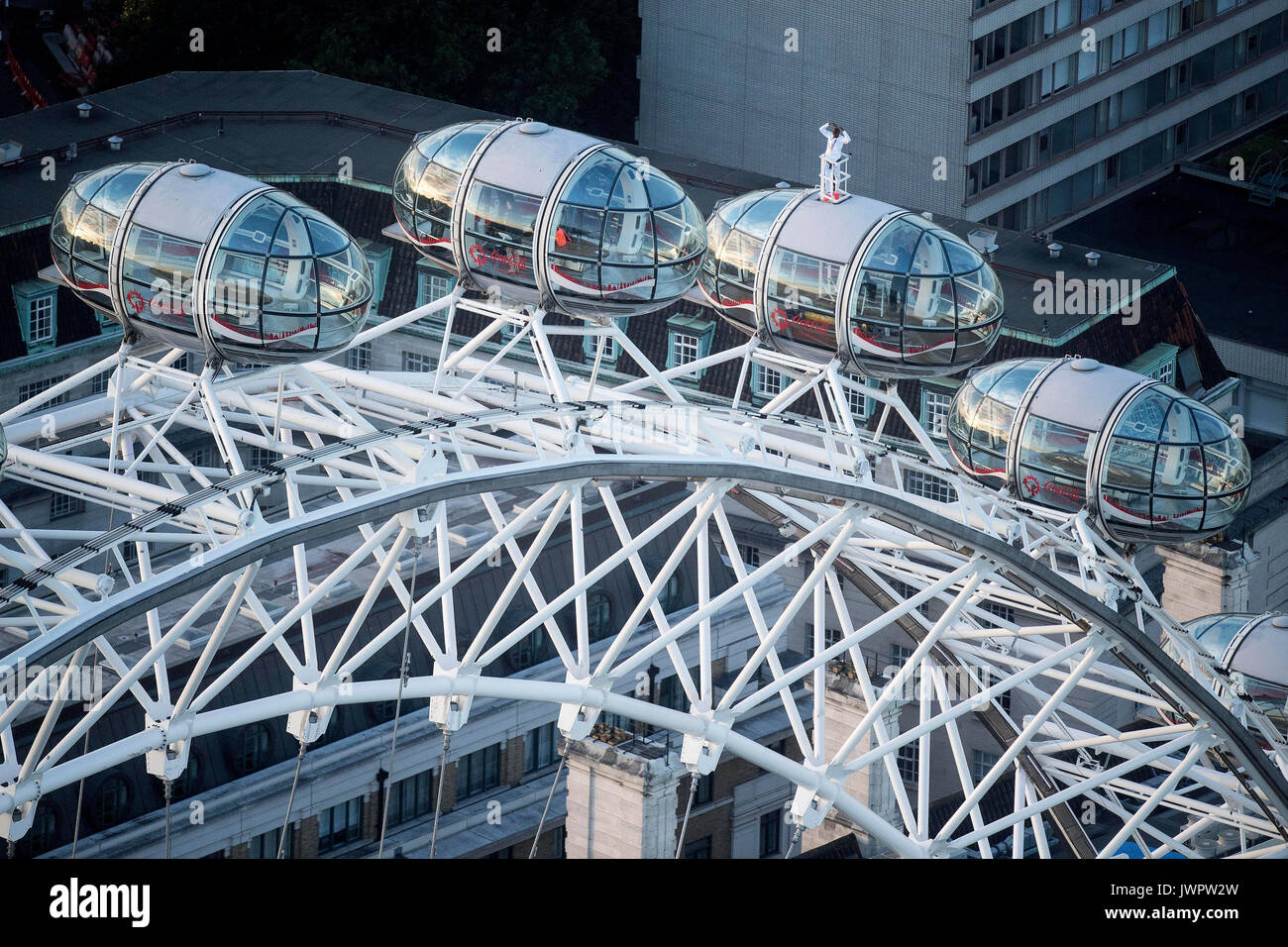 Sir Mo Farah si trova in cima al Coca-Cola London Eye mentre saluta per ultimo la pista britannica Athletics dopo aver vinto l'oro nei 10.000 m e l'argento nei 5.000m ai Campionati mondiali IAAF nella sua città natale. Foto Stock