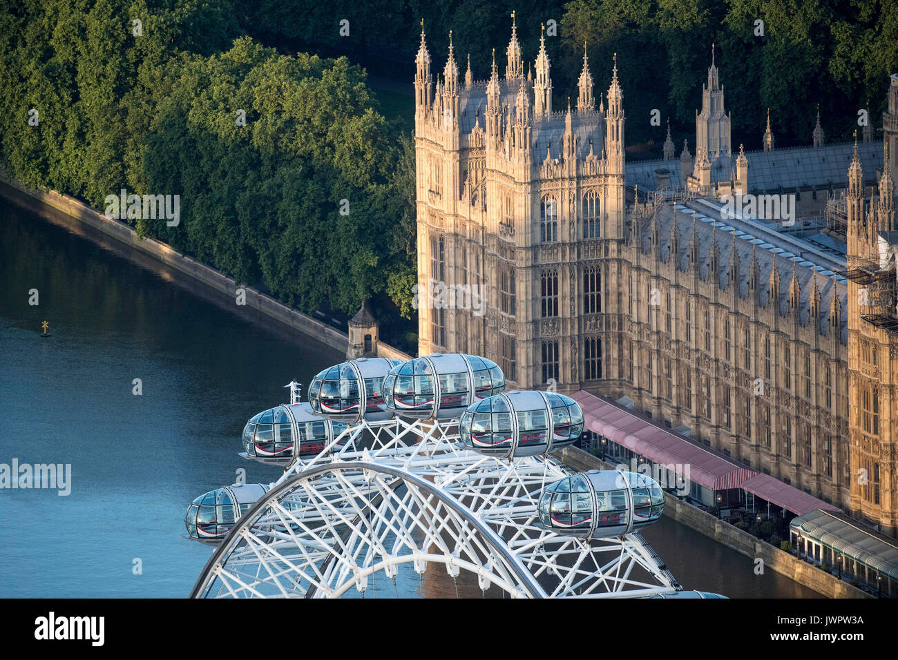 Sir Mo Farah si trova in cima al Coca-Cola London Eye mentre saluta per ultimo la pista britannica Athletics dopo aver vinto l'oro nei 10.000 m e l'argento nei 5.000m ai Campionati mondiali IAAF nella sua città natale. Foto Stock