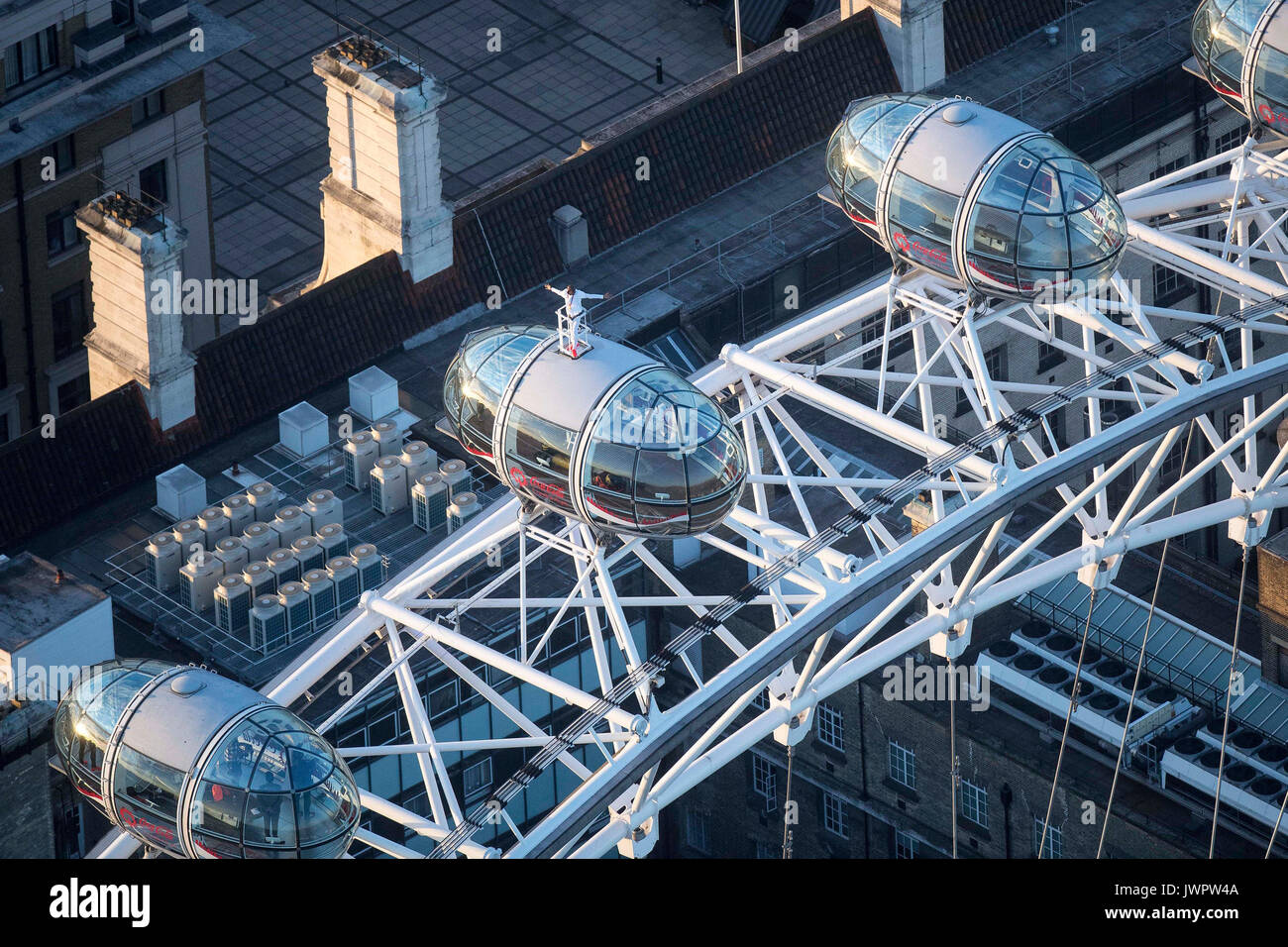 Sir Mo Farah rappresenta il top della Coca-Cola London Eye come egli offerte un ultimo addio alla British pista atletica dopo aver vinto l'oro nei 10.000 m e l'argento in 5,000m presso la IAAF Campionati del mondo nella sua città. Foto Stock