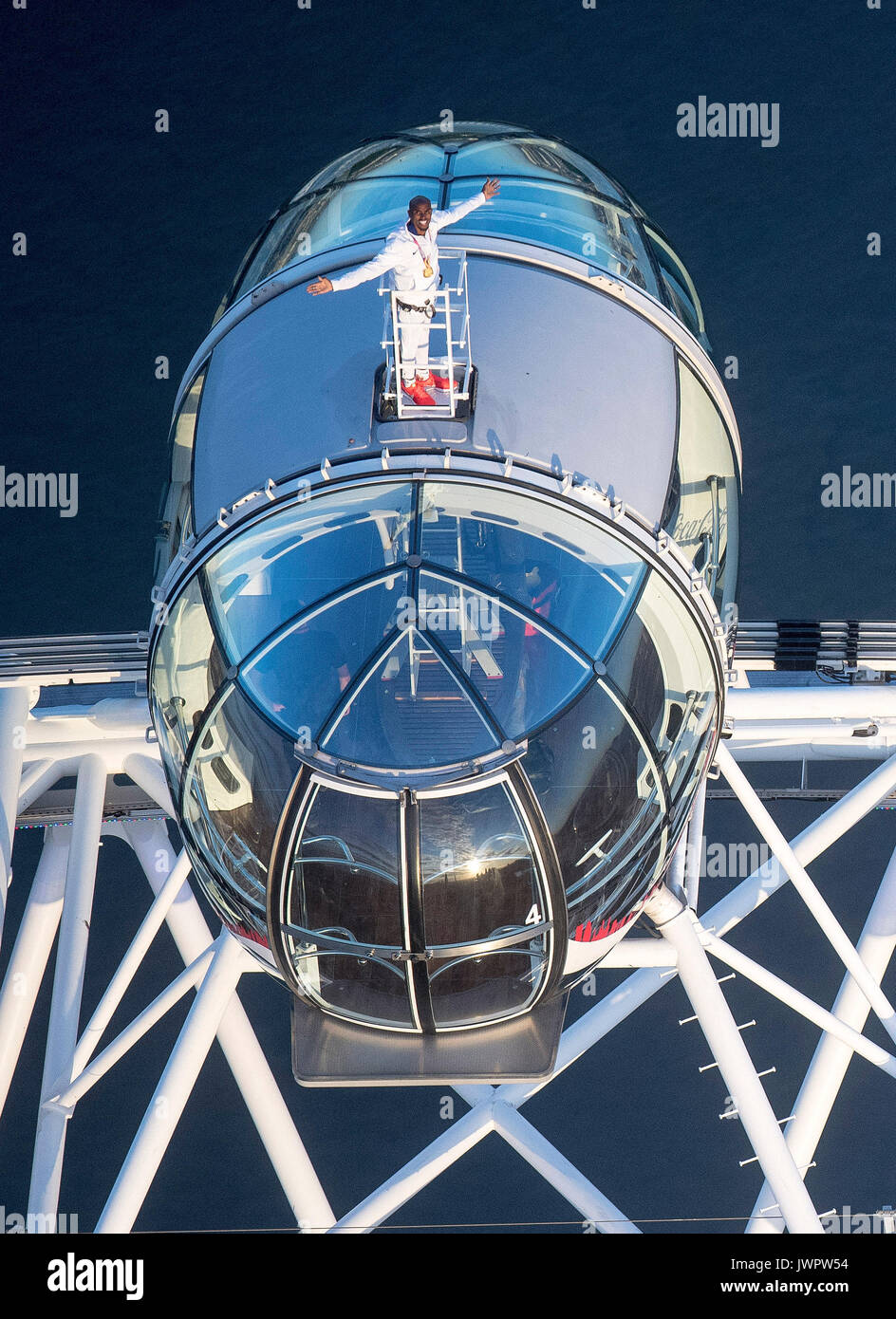 Sir Mo Farah si trova in cima al Coca-Cola London Eye mentre saluta per ultimo la pista britannica Athletics dopo aver vinto l'oro nei 10.000 m e l'argento nei 5.000m ai Campionati mondiali IAAF nella sua città natale. Foto Stock