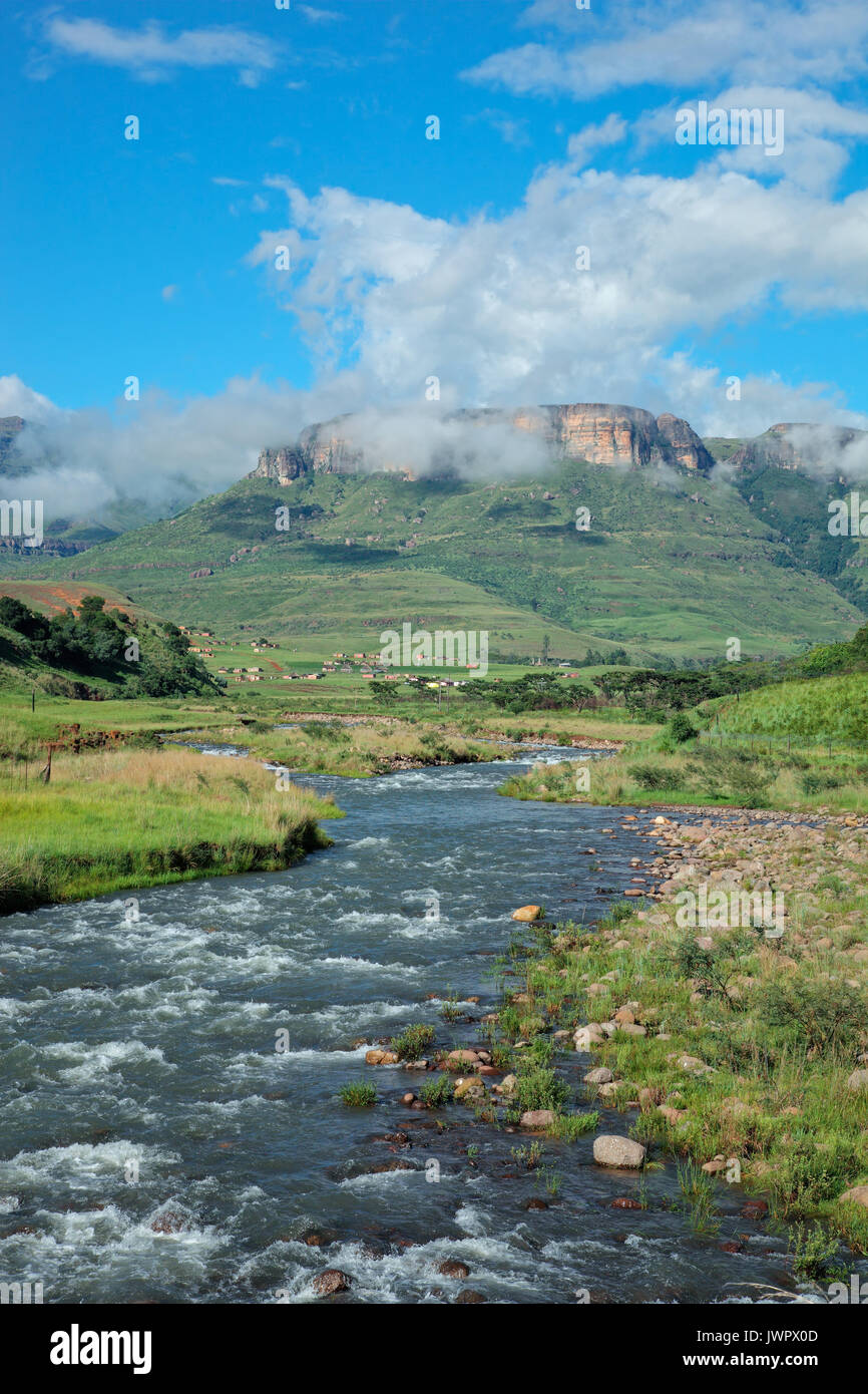 Fiume Tugela contro uno sfondo di montagne Drakensberg, Sud Africa Foto Stock