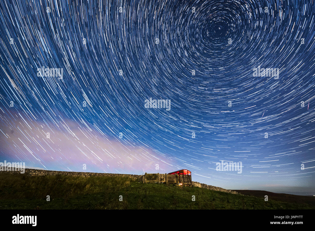 Nota del redattore: composito digitale di 50 fotografie scattate nel corso di un periodo di 25 minuti. Meteore e tracce stellari durante il Perseid Meteor doccia visto da vicino Hawes nel Yorkshire Dales National Park, come la massa vola attraverso una nube di polvere cometary creando uno spettacolo di fuochi d'artificio celesti. Foto Stock